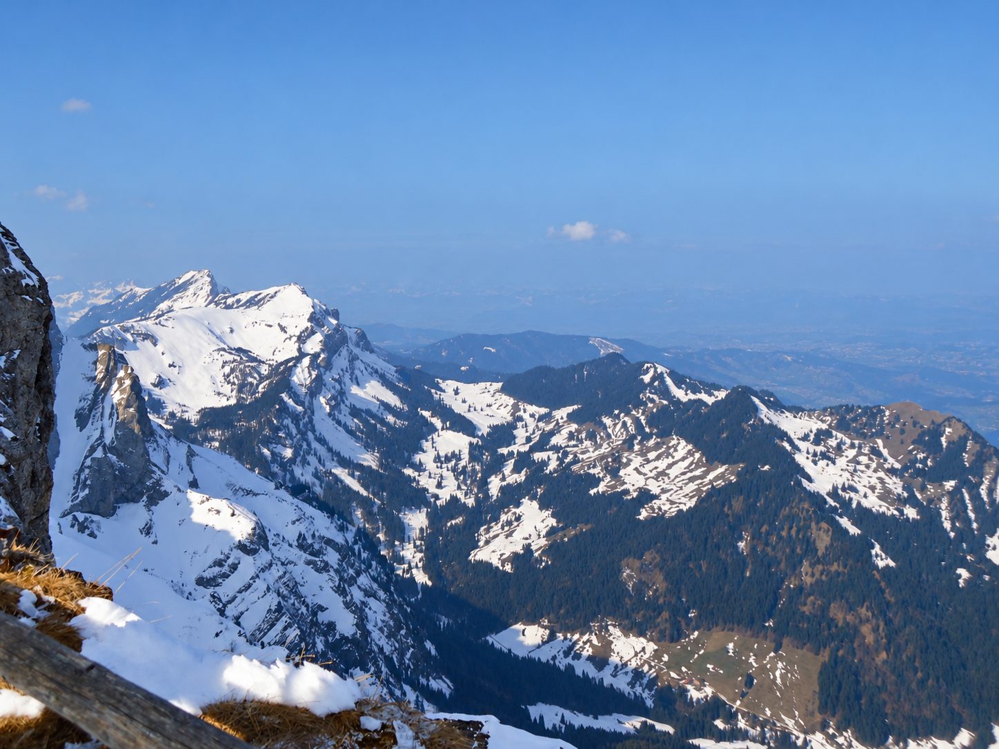 Le Alpi svizzere innevate viste dall'alto