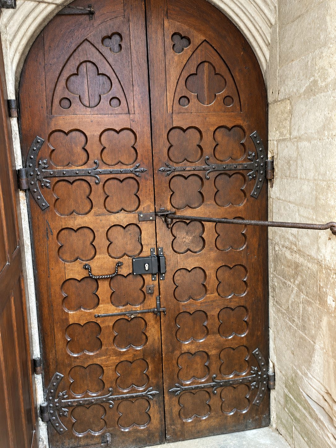 Una porta di chiesa in legno scolpito con cardini in ferro in Europa