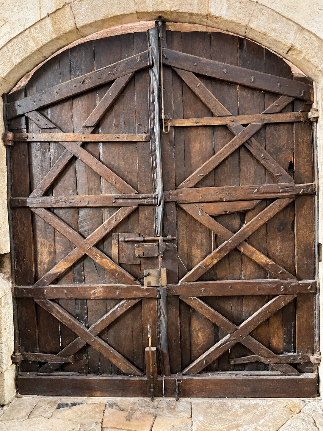 Una vecchia porta di chiesa in legno con travi incrociate in Europa