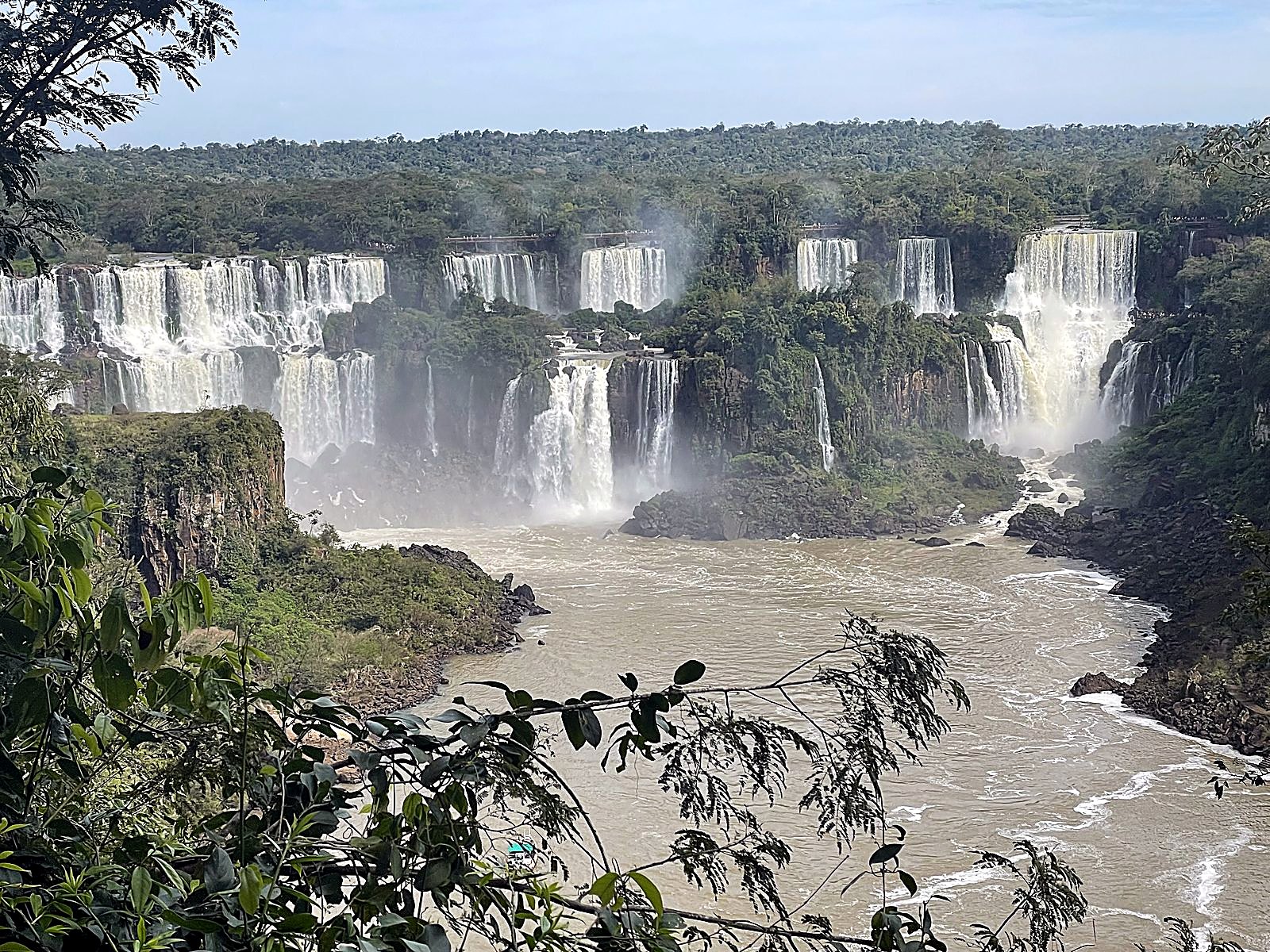 Le Cascate dell'Iguazú e il fiume sotto, in Brasile