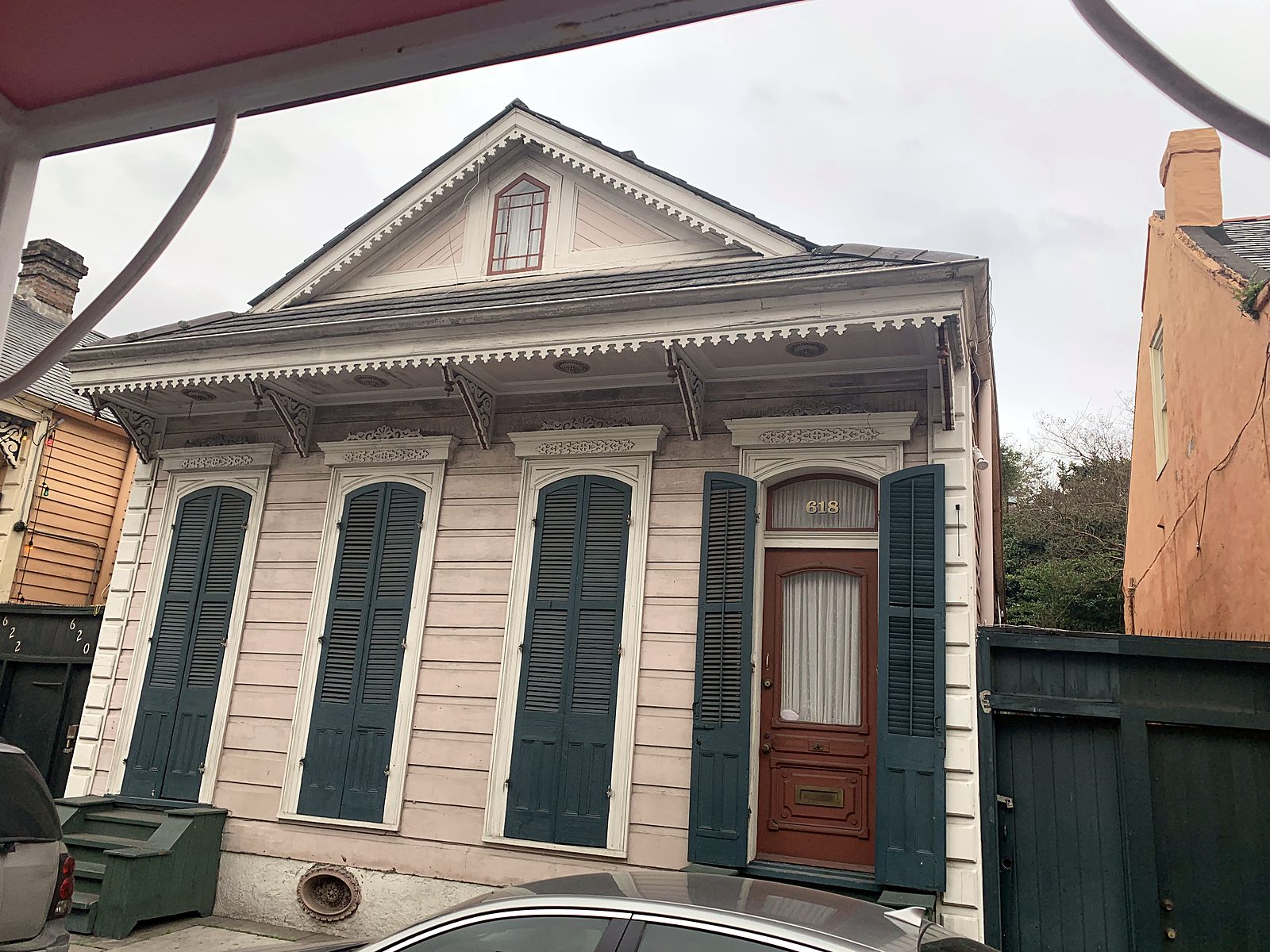Una classica casa di New Orleans con alte persiane verdi