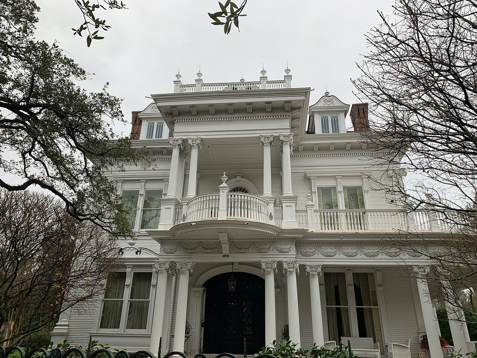 Una villa bianca con grandi colonne a New Orleans