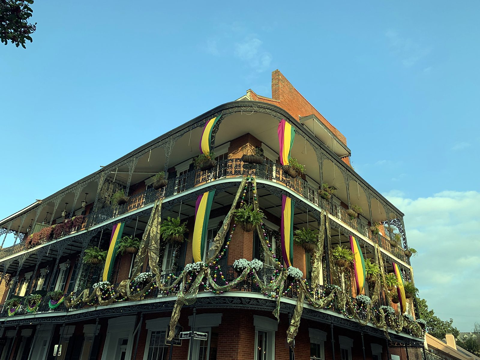 Un edificio d'angolo con balconi addobbati per il Mardi Gras
