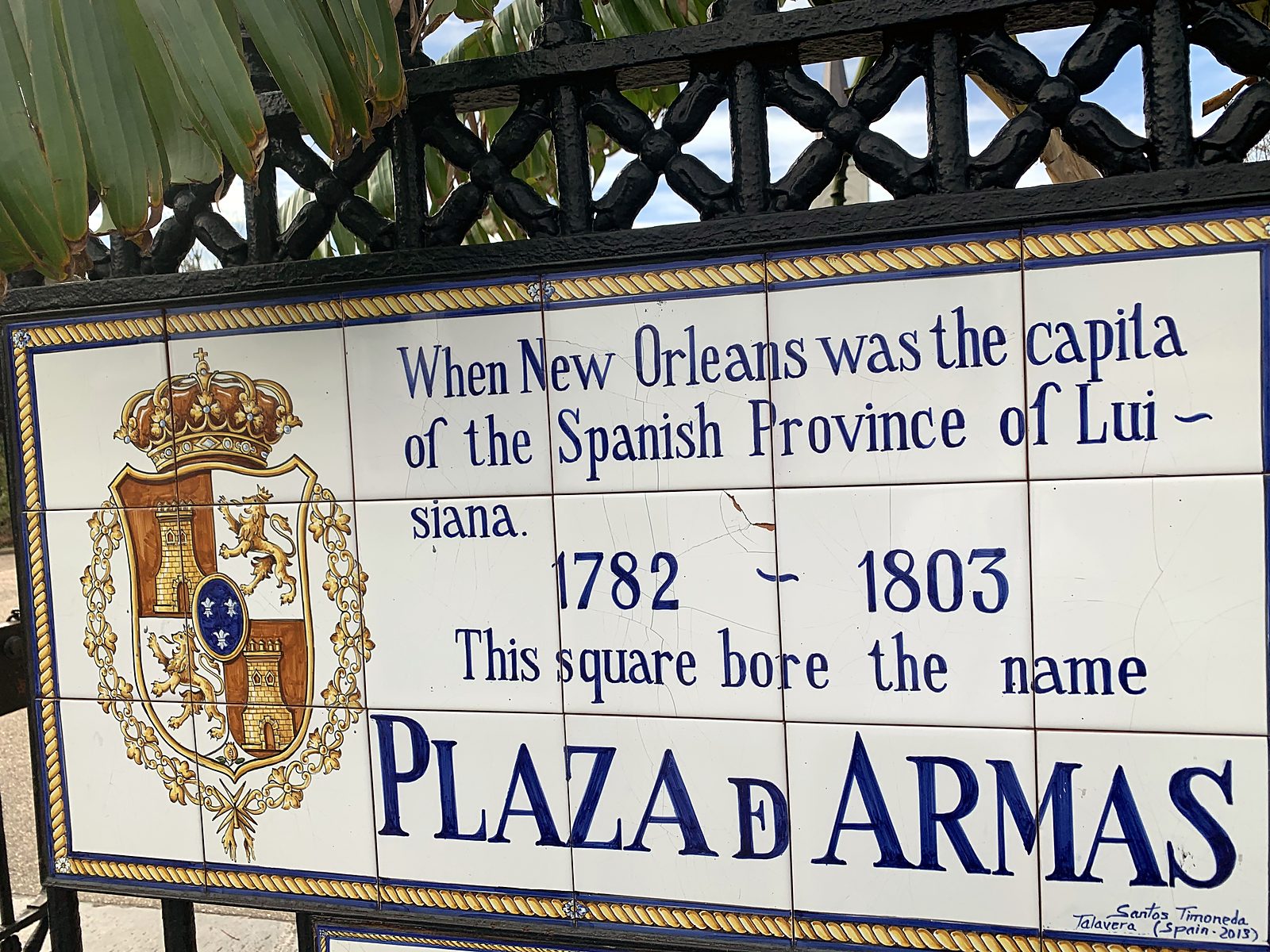 Una targa in ceramica: quando New Orleans era spagnola, la piazza era Plaza de Armas, dal 1782 al 1803