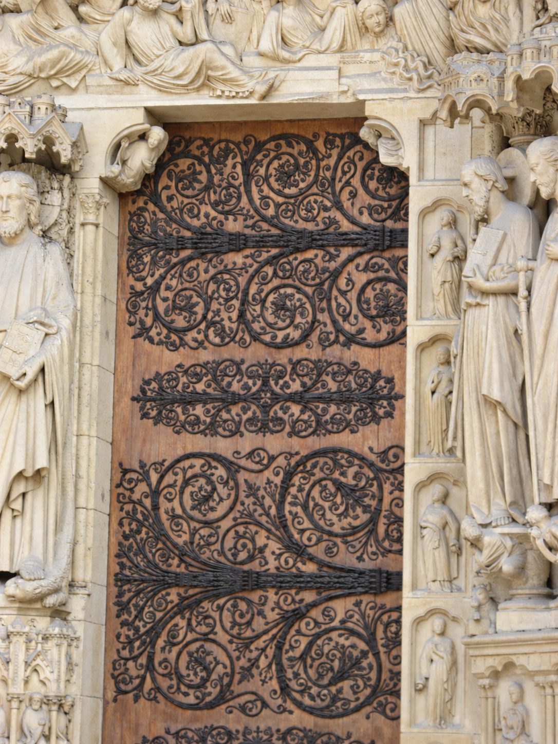 Lavori in ferro su una porta scolpita di Notre Dame