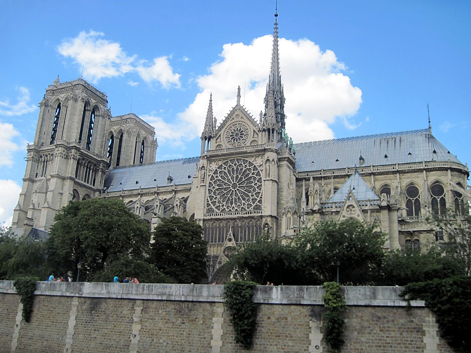 Notre Dame vista dal fiume a Parigi, prima dell'incendio