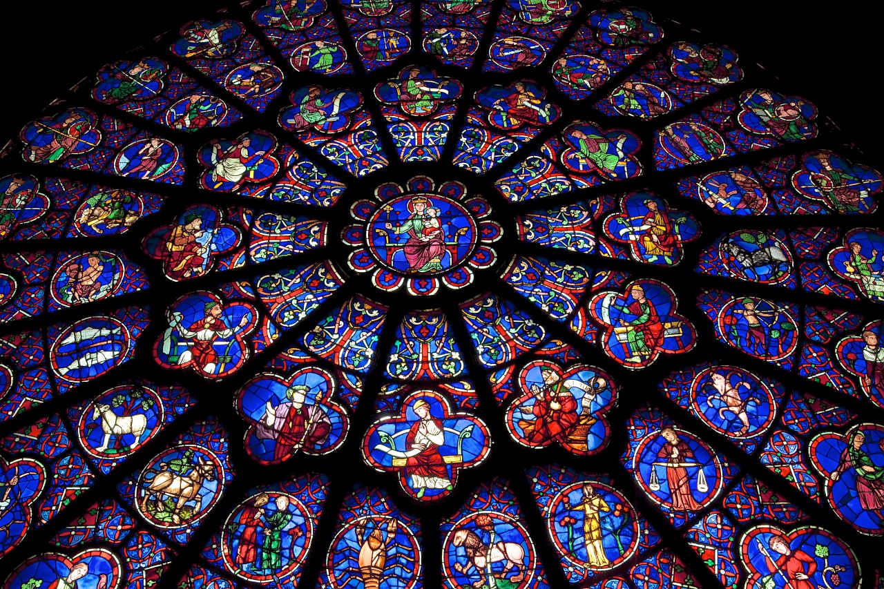 Il rosone all'interno di Notre Dame a Parigi