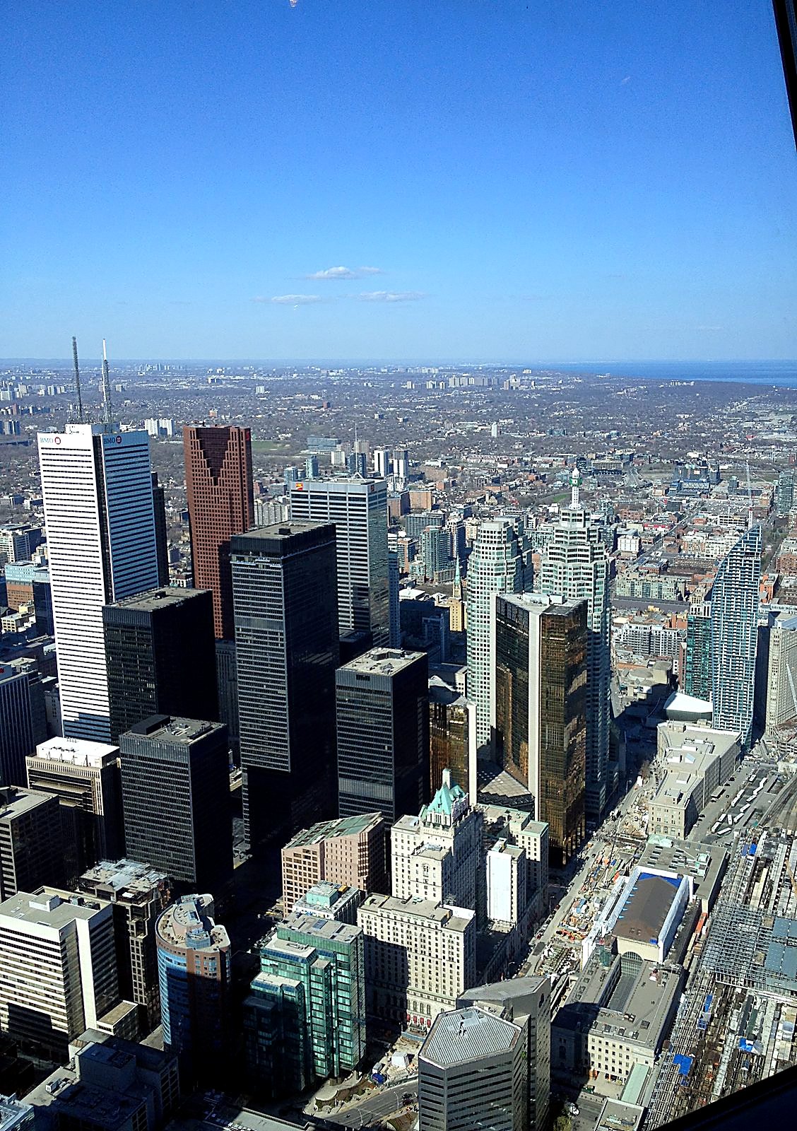 Il centro di Toronto e il Lago Ontario visti dalla cima della CN Tower