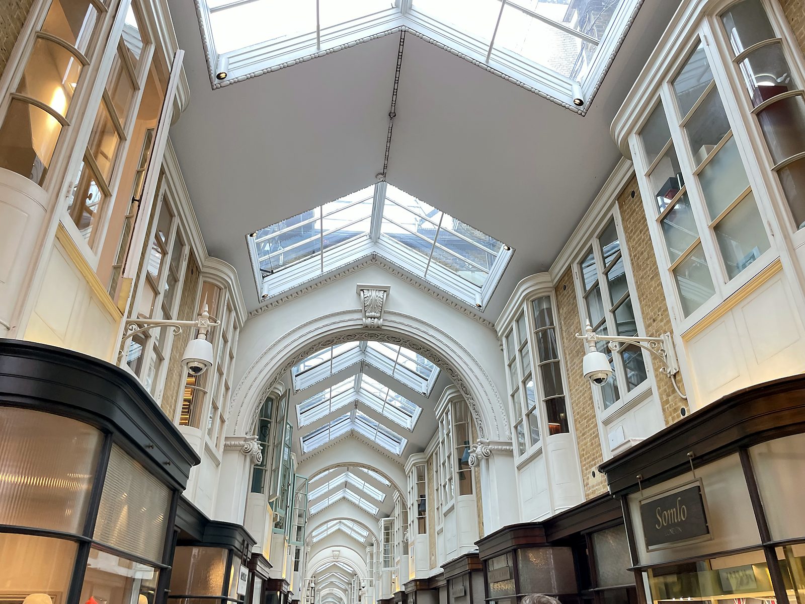 Una galleria commerciale coperta con tetto di vetro a Londra