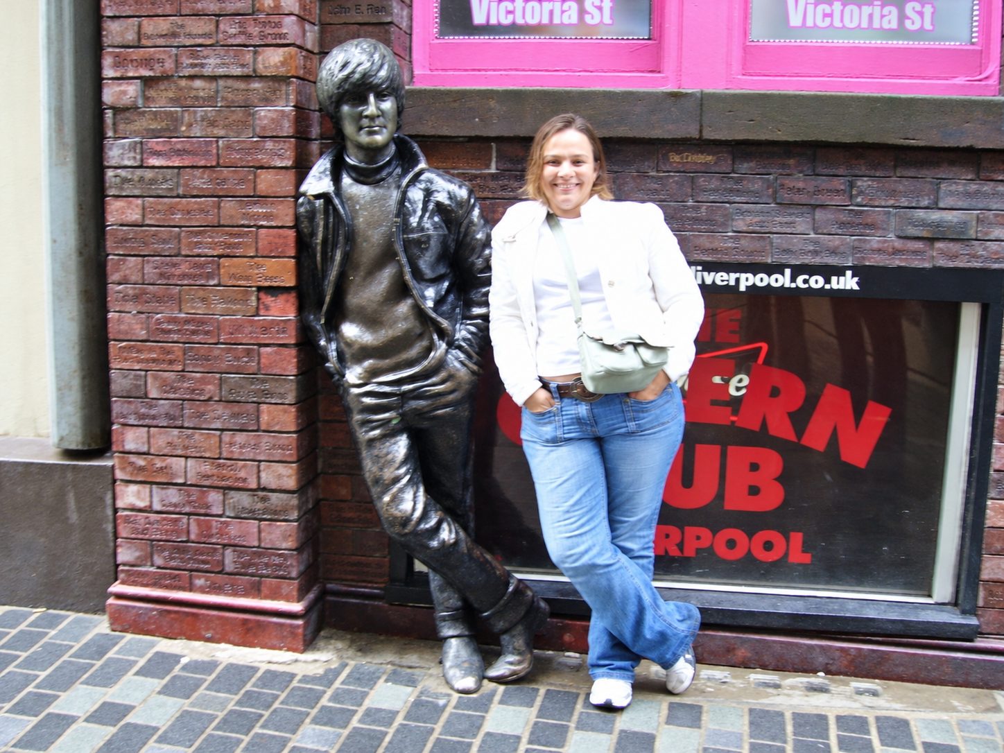 Yaz accanto alla statua di John Lennon al Cavern Club di Liverpool