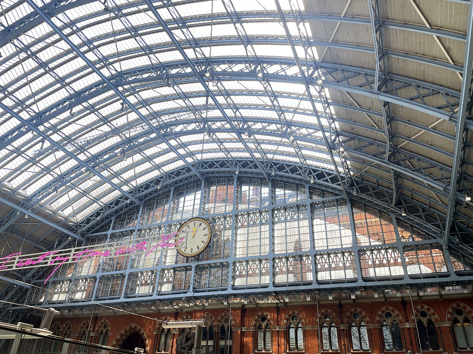 Il tetto di vetro e l'orologio della stazione di St. Pancras