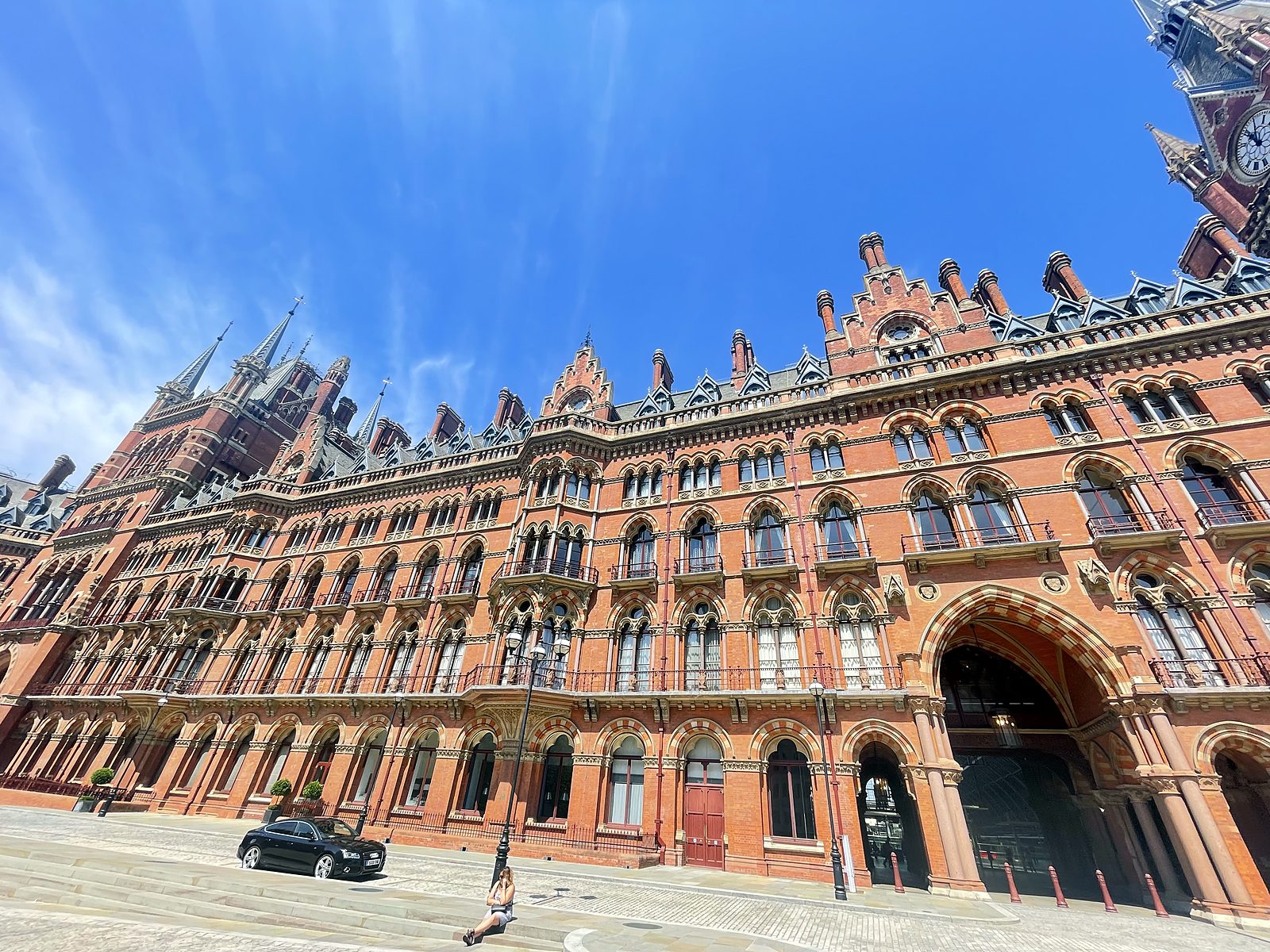 La facciata in mattoni rossi di St. Pancras a Londra