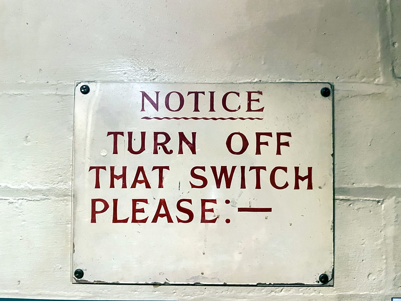 Un vecchio cartello che dice "Turn off that switch please" (spegnete quell'interruttore, per favore), alle Churchill War Rooms