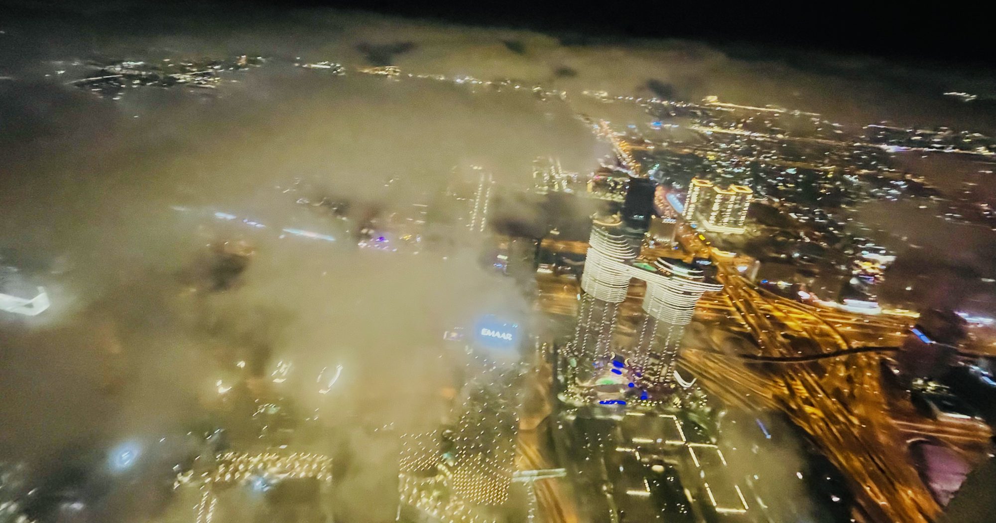 Le nuvole su Dubai, viste dalla cima del Burj Khalifa