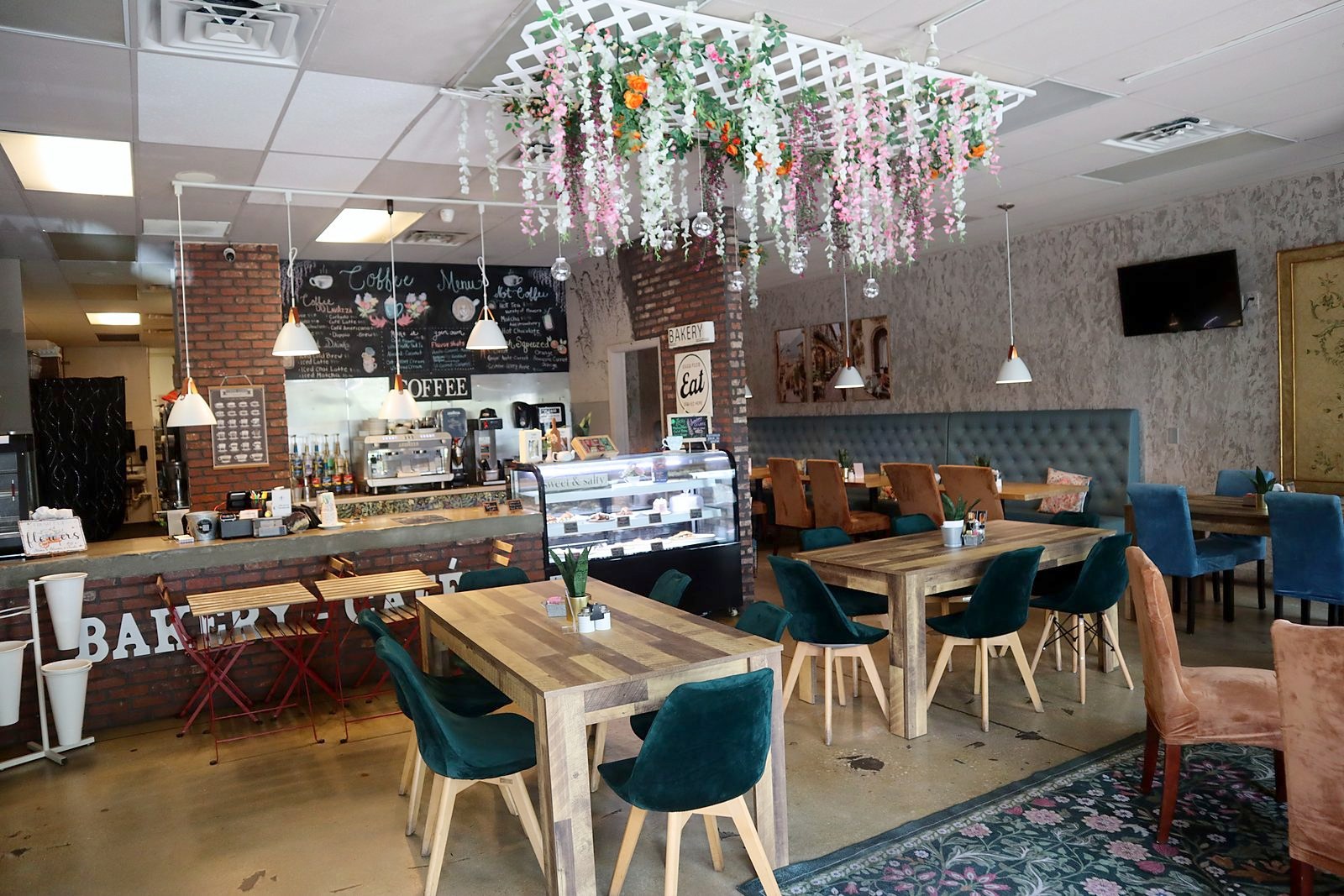 Sala con il bancone di panetteria e caffetteria