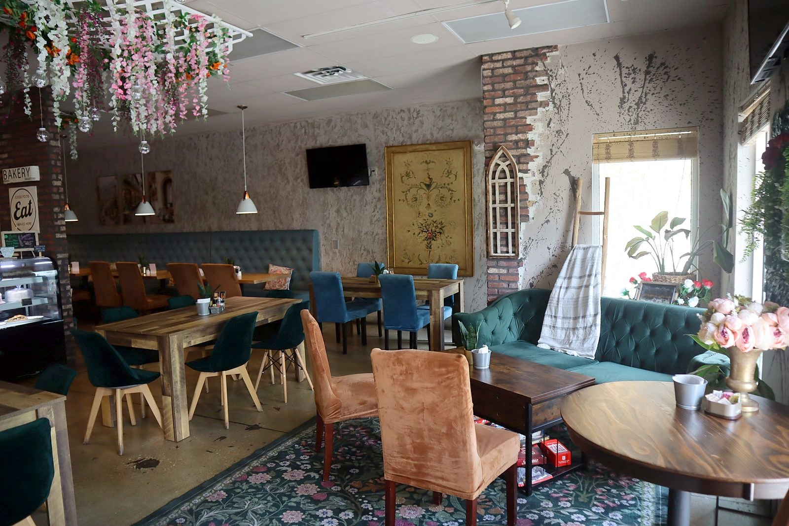 Sala con divanetti e sedie verdi
