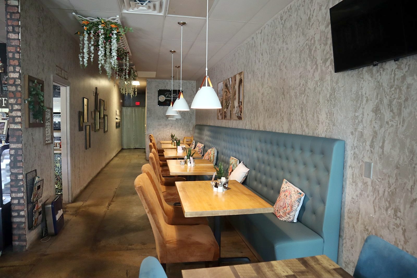 Sala lunga con un divanetto capitonné