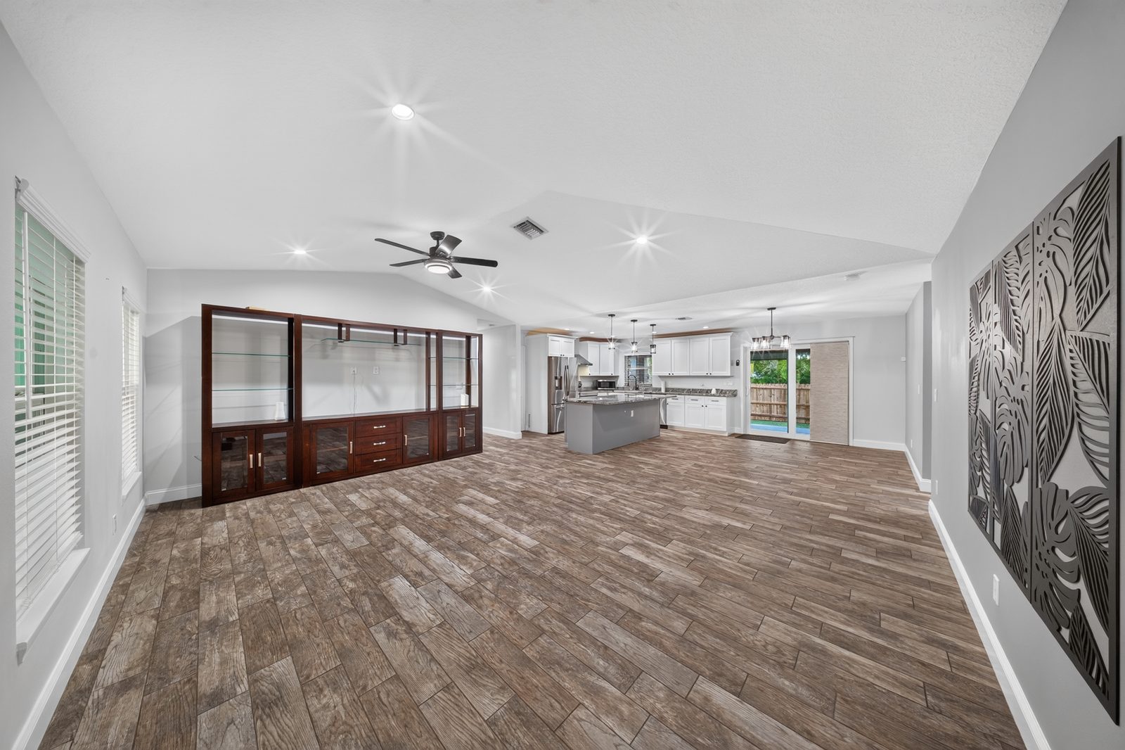 Sala aberta com piso que imita madeira