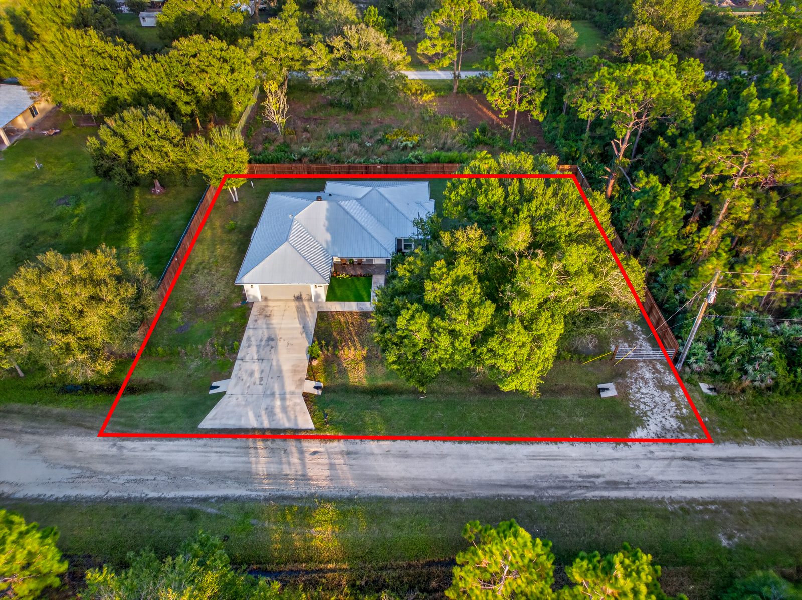 Vista aérea da casa no seu lote duplo