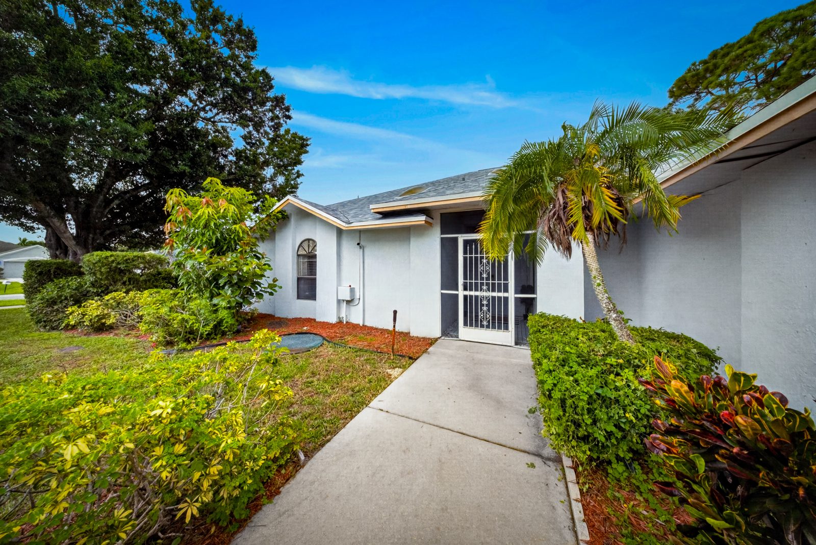 Fachada da casa com piscina na 1792 SW Cochran St, Port St. Lucie