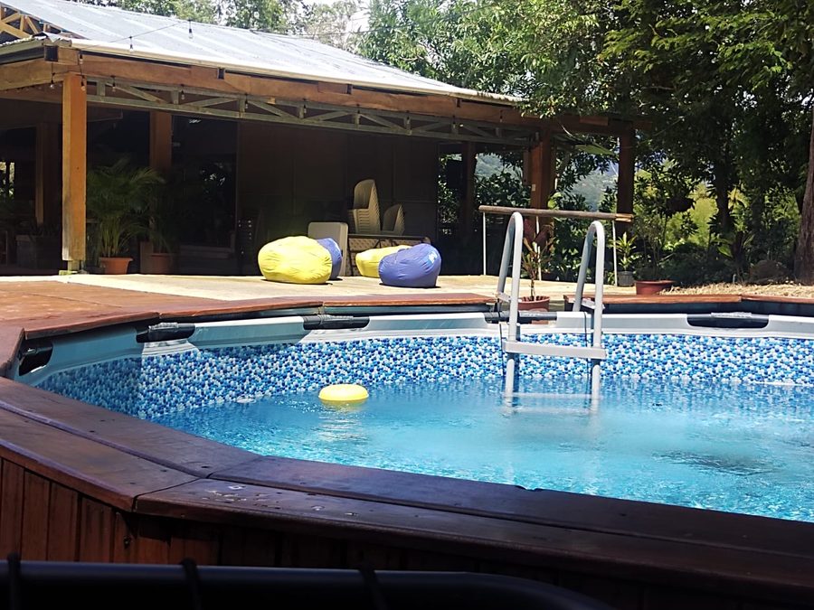 Piscina accanto a una terrazza coperta
