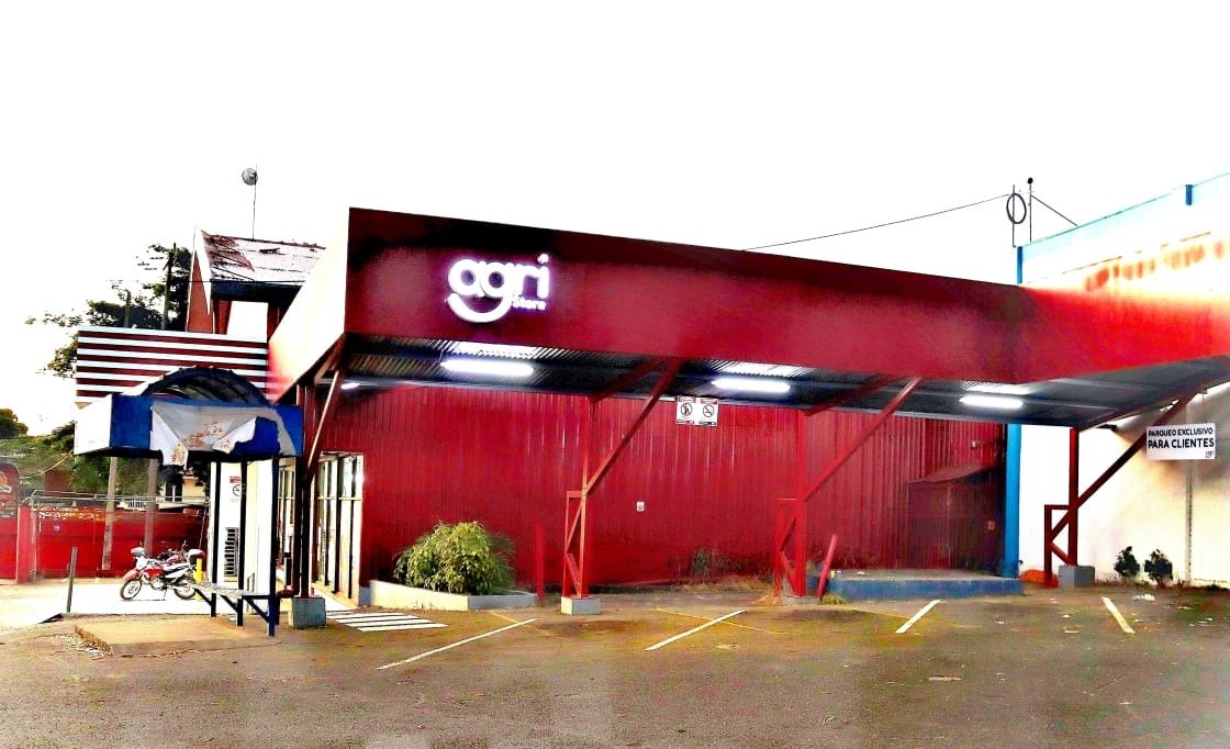 O prédio vermelho separado na frente da propriedade